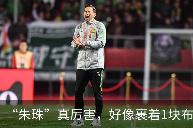 “朱珠”真厉害，好像裹着1块布就走机场，上半身任性下半身松弛